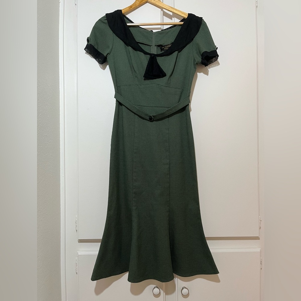 Stop Staring! Alicia Estrada Green Herringbone Wiggle Dress w/ Black Lace Collar